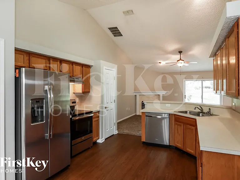 1220 Maclaren St — Photo 7