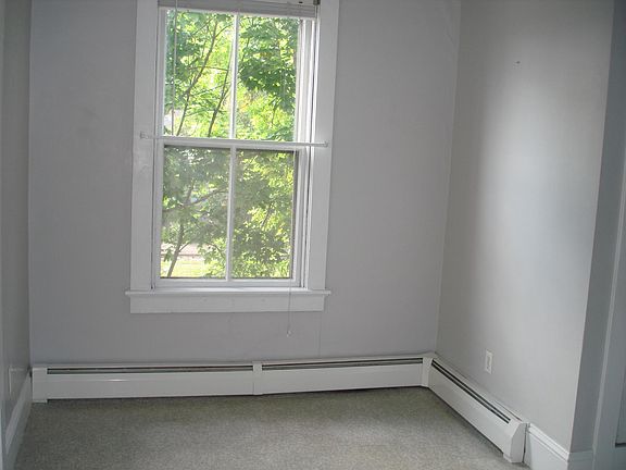 Eat-in kitchen with window