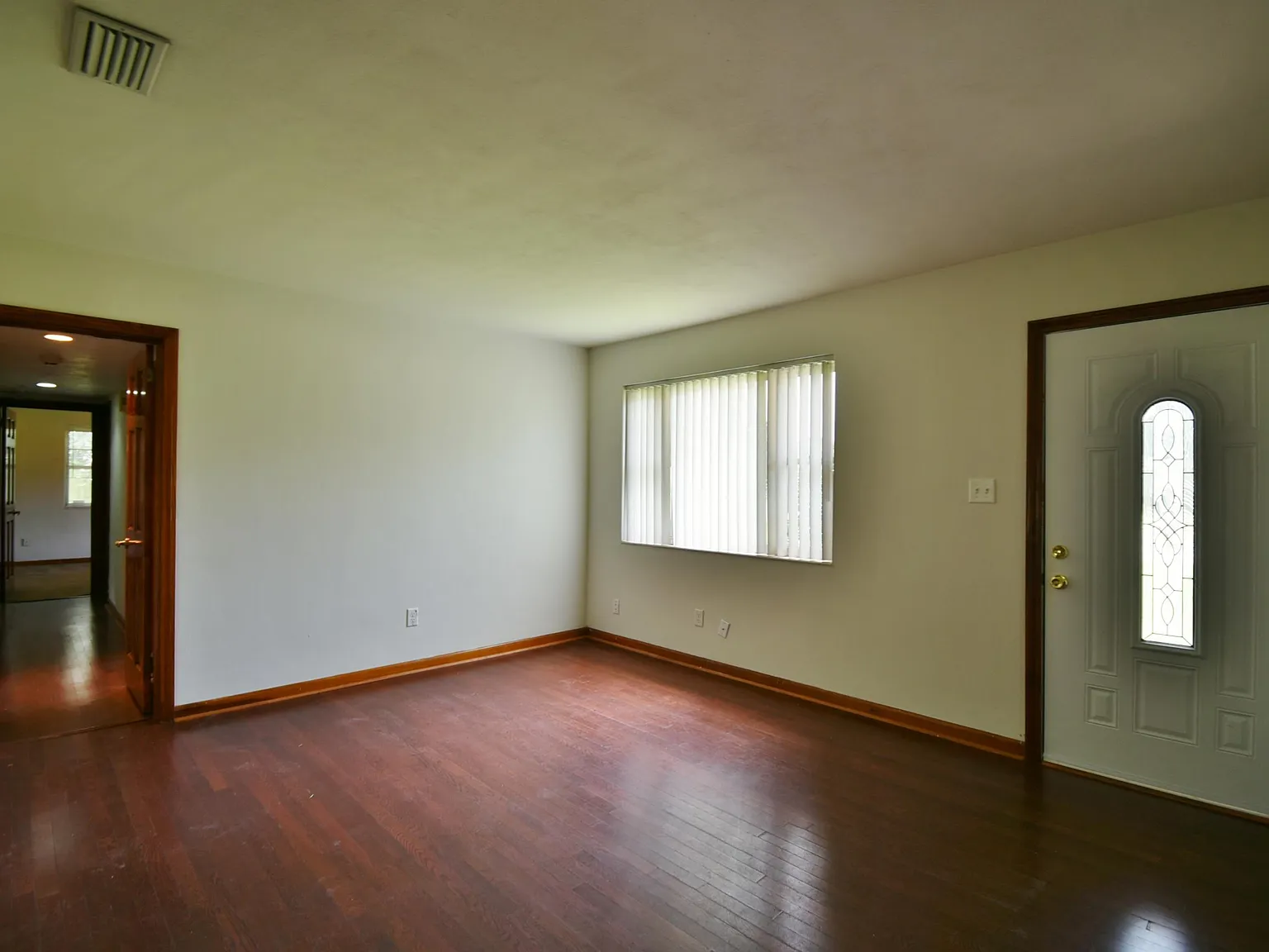3 bed, 1.0 bath, 1056 sqft, $1,650 — Photo 4