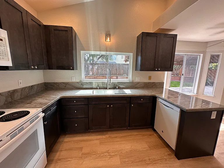 52 Elizabeth Ct — Photo 22
