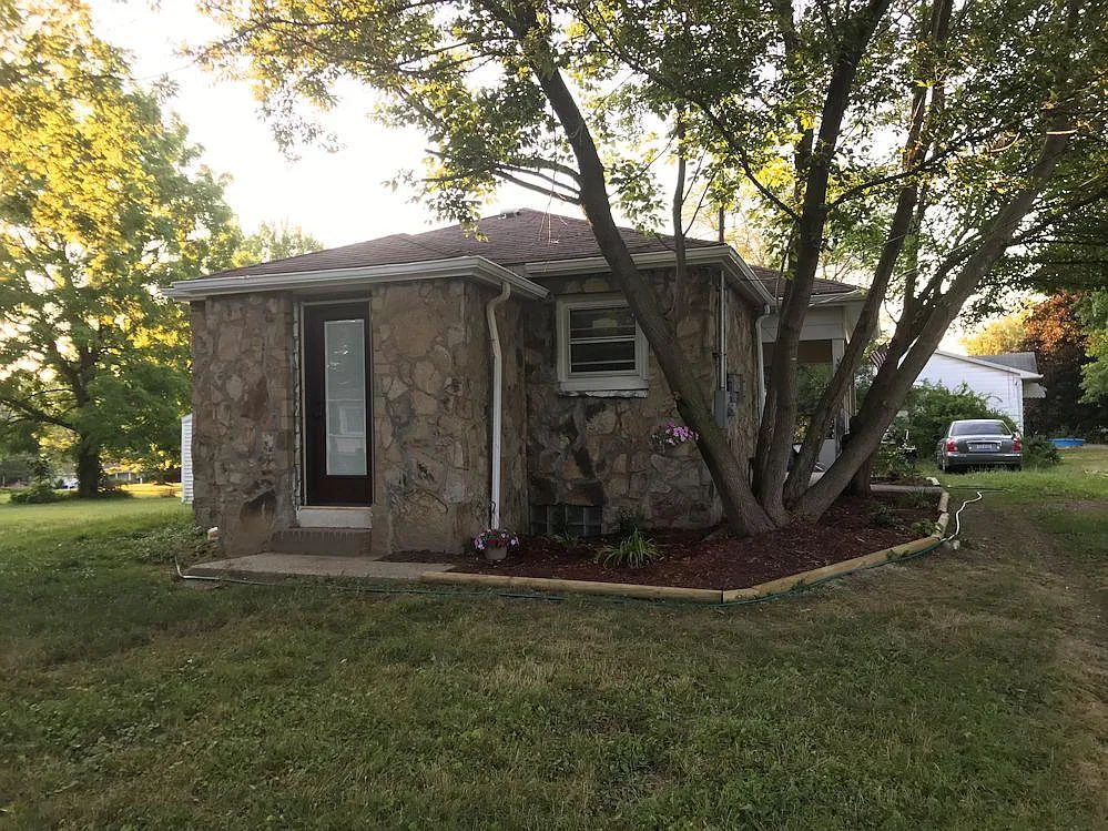 220 Robert Dr — Photo 3