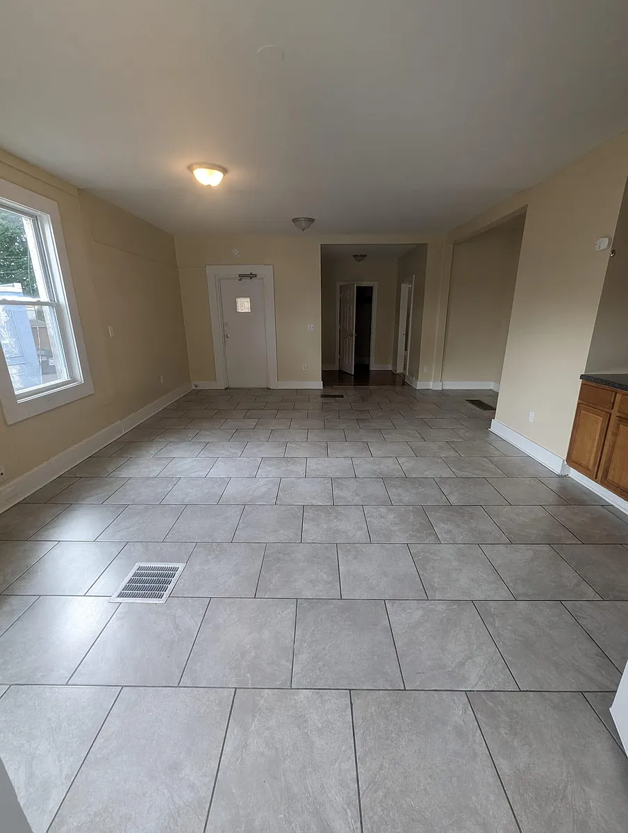 Photo 2 of 6 - 122 Derby Ave #1L - New Haven, CT Building Photo - 122 Derby Ave #1L