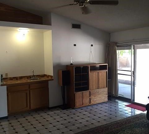 LIVING/WET BAR