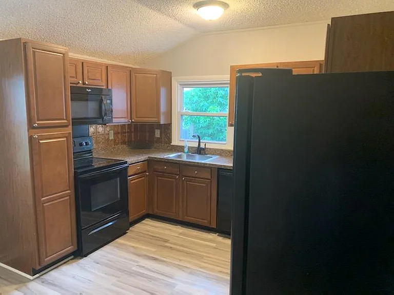 214 Marion Ave — Photo 3