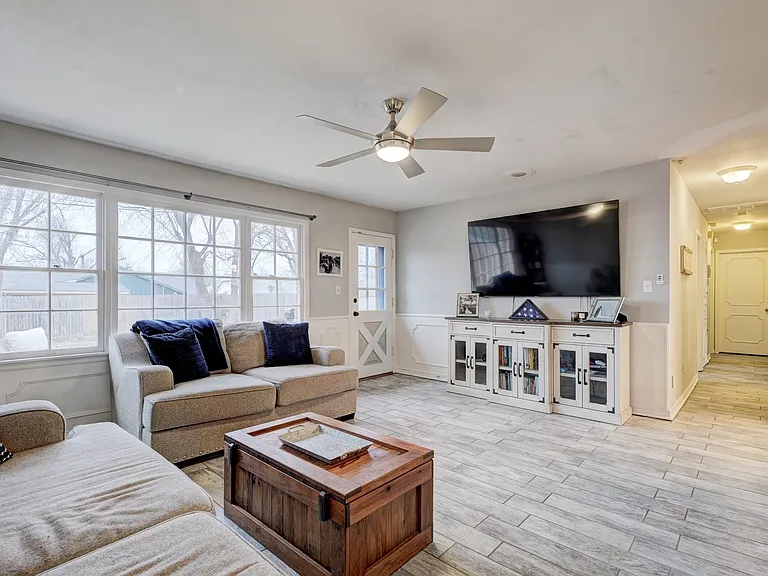 1909 Lanesboro Dr — Photo 2