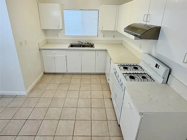 2253 N Niagara St — Photo 4