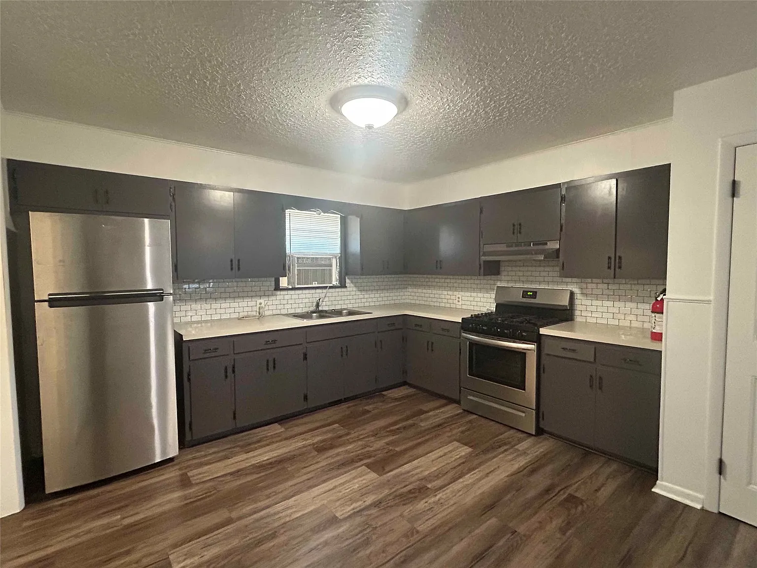 3 bed, 1.0 bath, 1076 sqft, $1,300 — Photo 4