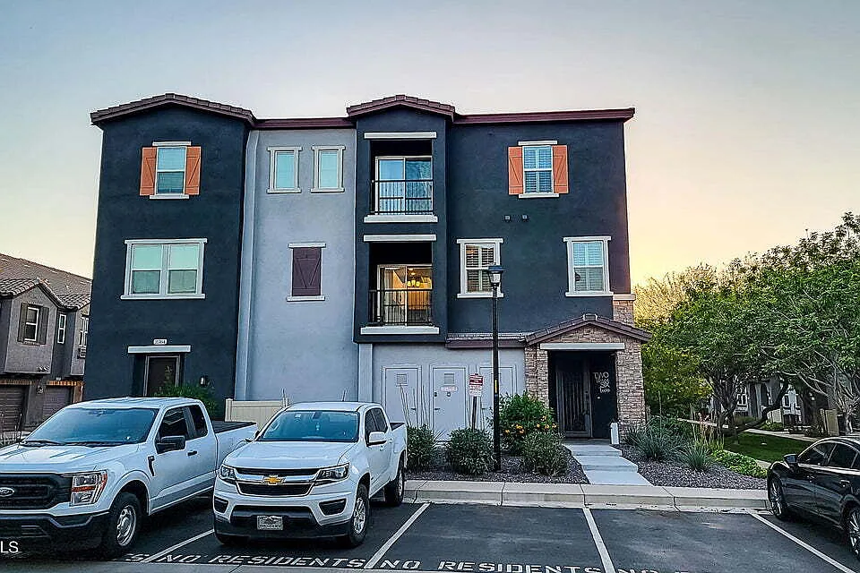 2362 E Huntington Dr