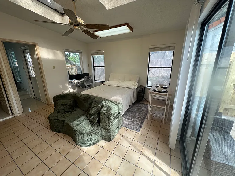 3915 Hunters Crest St — Photo 23