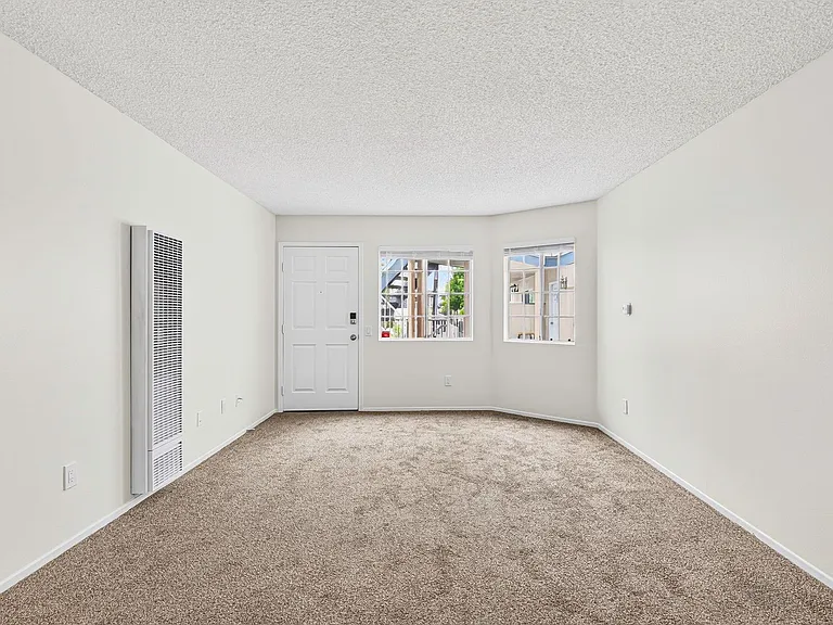 1075 Loma Ave — Photo 5