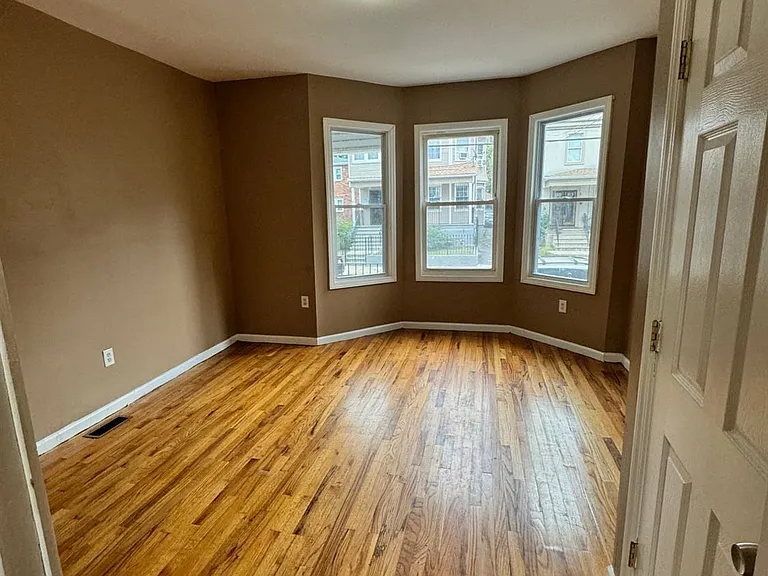 27 Alexander St — Photo 4
