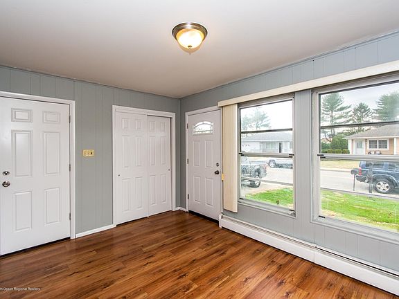 5th image of 212 Charlotteville Dr N