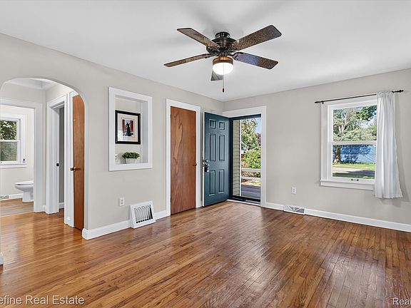 4th image of 2043 Harding Ave