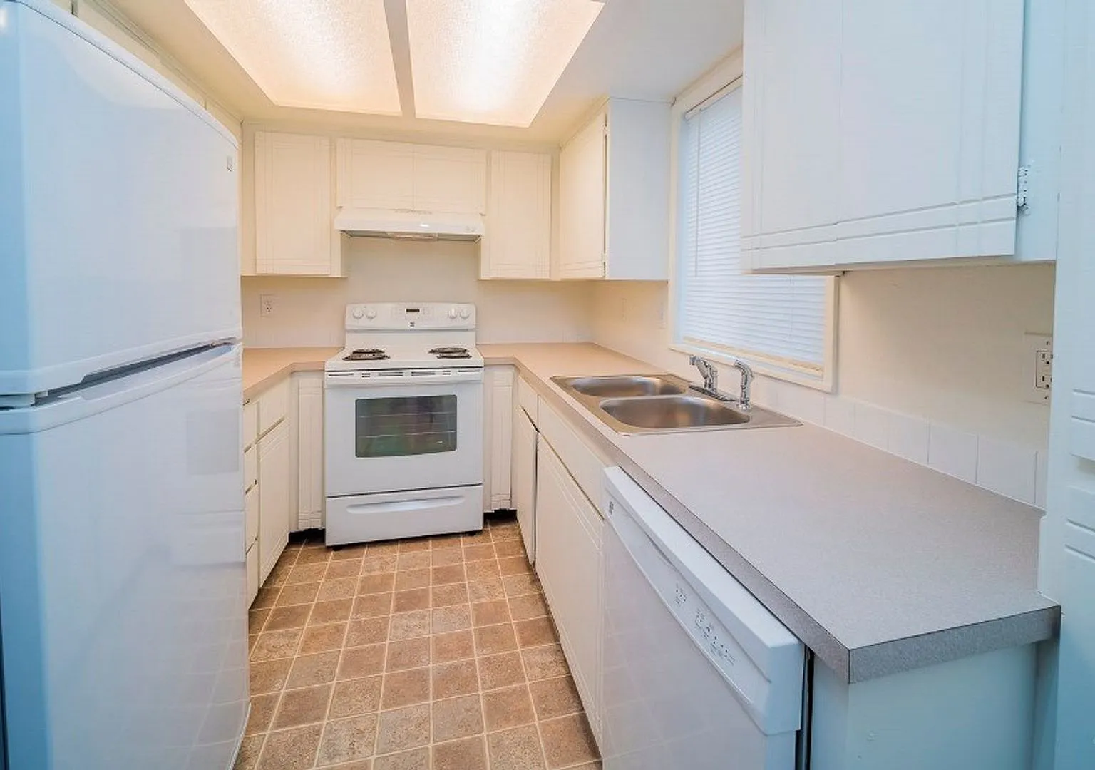 1022 Cedar Ave — Photo 2