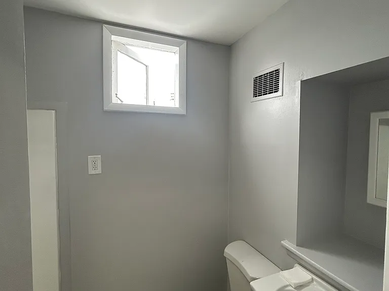 240 Henry St — Photo 7