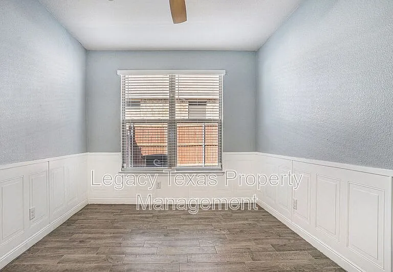 1912 Albany Ln — Photo 8