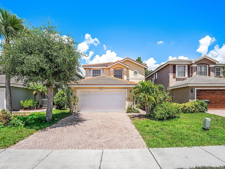 5477 Queenship Ct — Photo 1