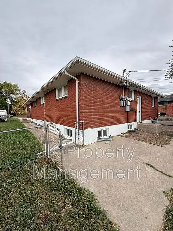 1 bed, 1.0 bath, $915 — Photo 2