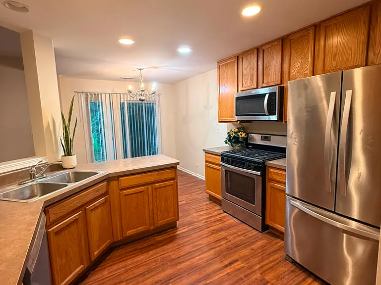 565 Conservatory Ln — Photo 2