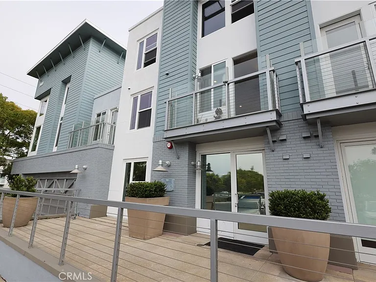 1901 S Victoria Ave #105 — Photo 2