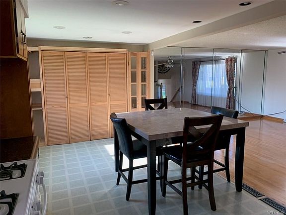 4th image of 15 Louise Dr