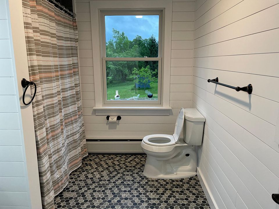 2nd image of 892 Washington Rd