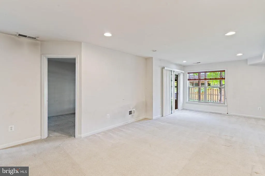 4 bed, 3.5 bath, 2880 sqft, $3,200 — Photo 3