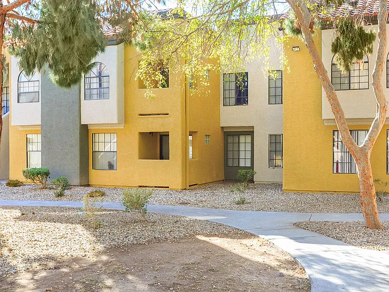 Desert Vistas Apartments — Photo 24