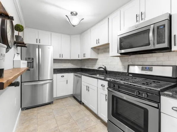 5 Greenbriar Dr APT 107, North Reading, MA 01864