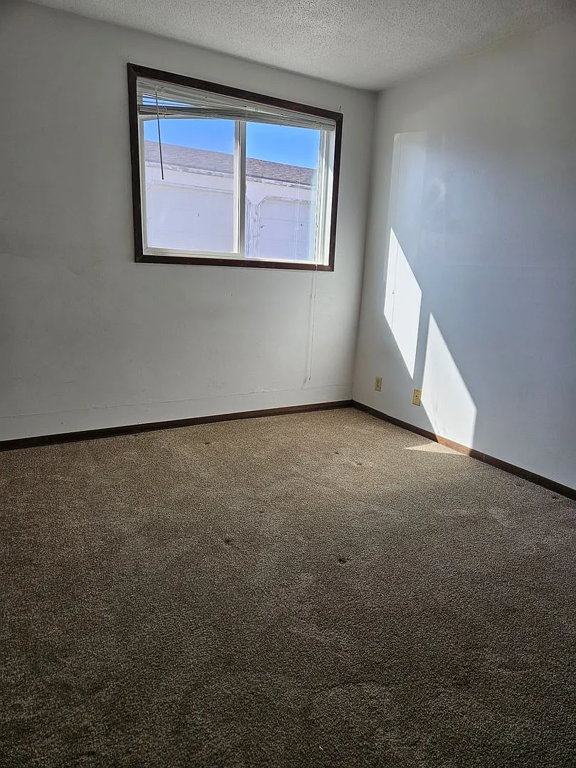 Evergreen Apartments — Photo 3