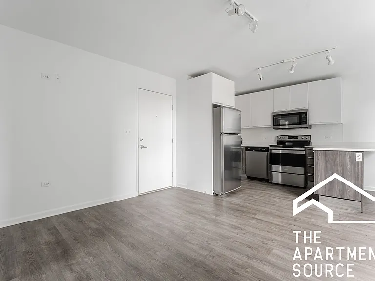 940 W Winona St #505 — Photo 5
