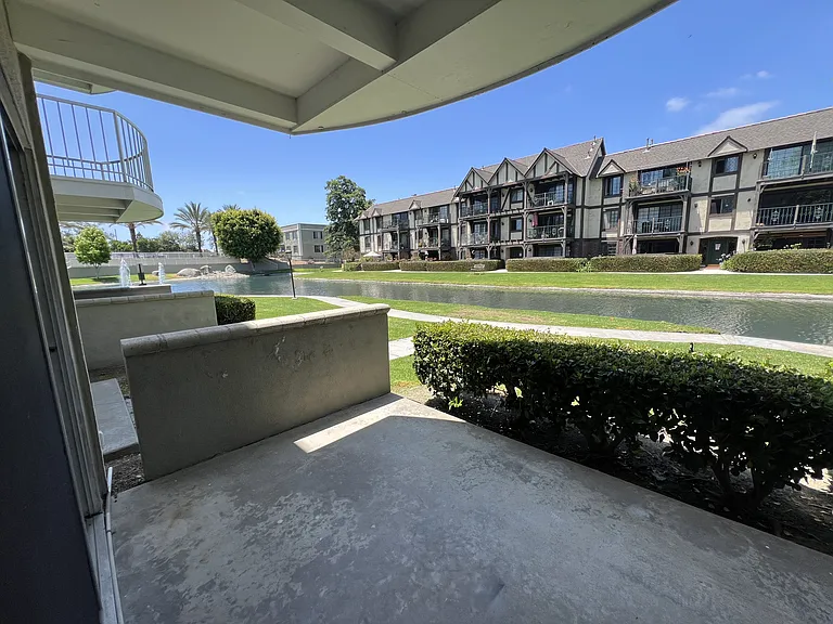 Versailles on the Lake Apartments — Photo 108