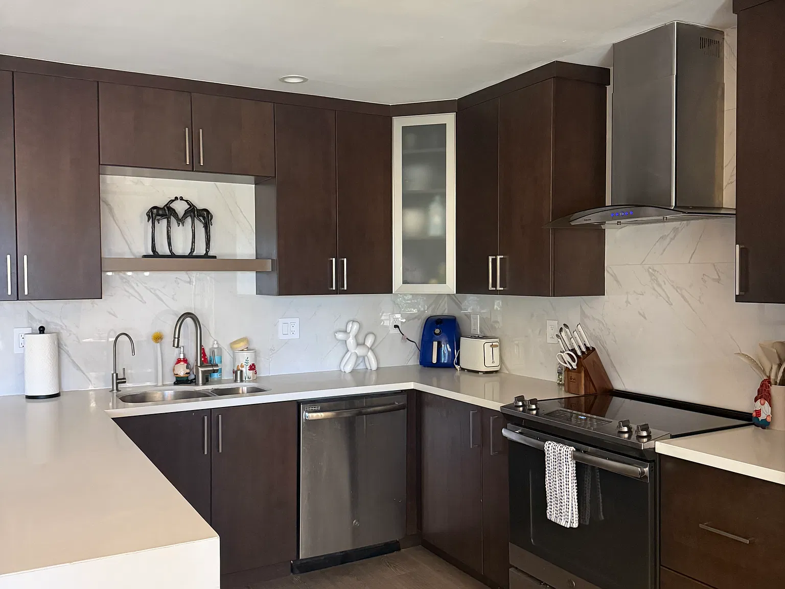 2 bed, 906 sqft, $4,250 — Photo 2