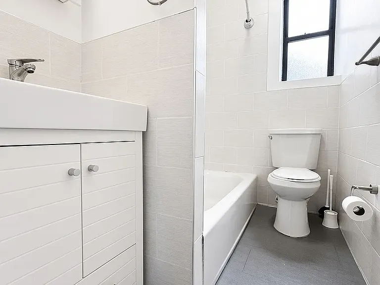 405 W 45th St #6E — Photo 5