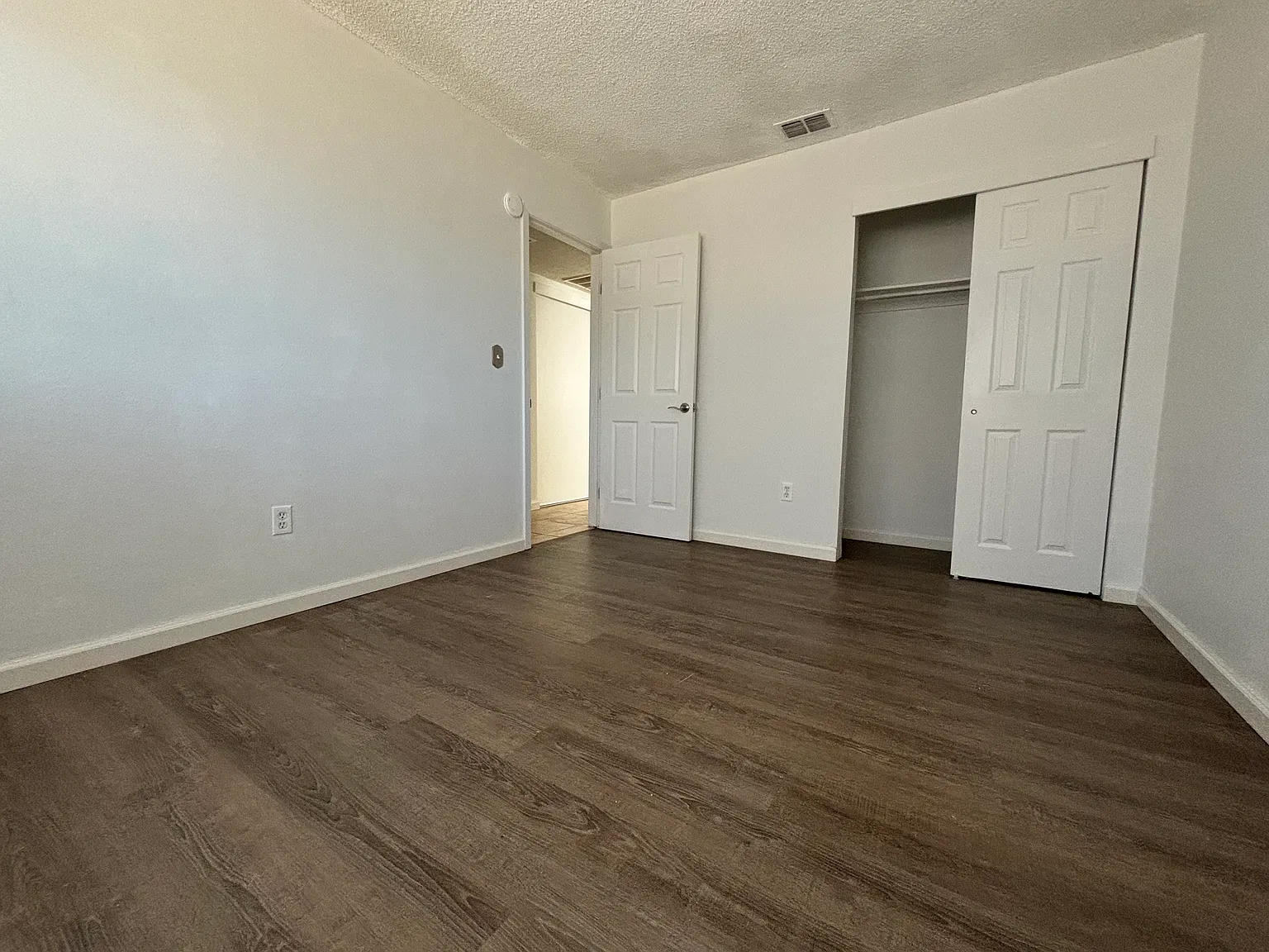 3 bed, 1060 sqft, $2,200 — Photo 2