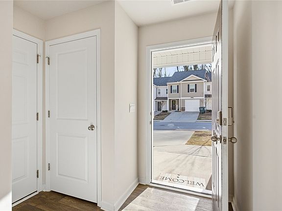 2nd image of 409 Oakmont Valley Trl