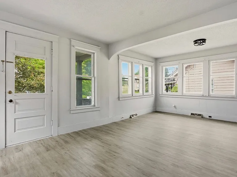 814 Mackinaw St — Photo 2