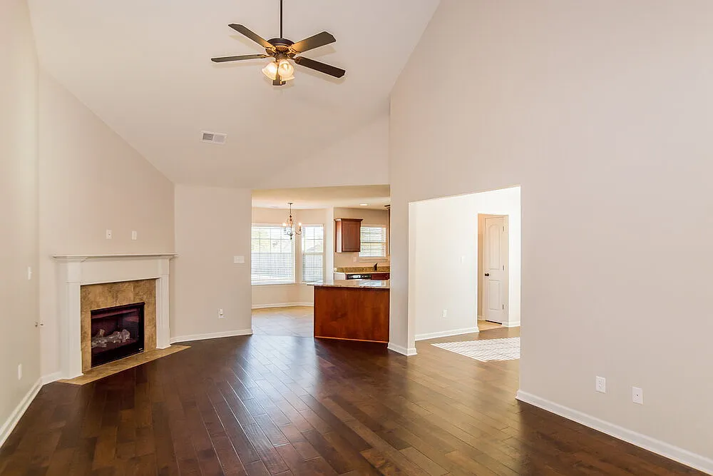4 bed, 2.0 bath, 2001 sqft, $2,250 — Photo 2