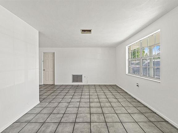 2nd image of 1050 Saxon Ln