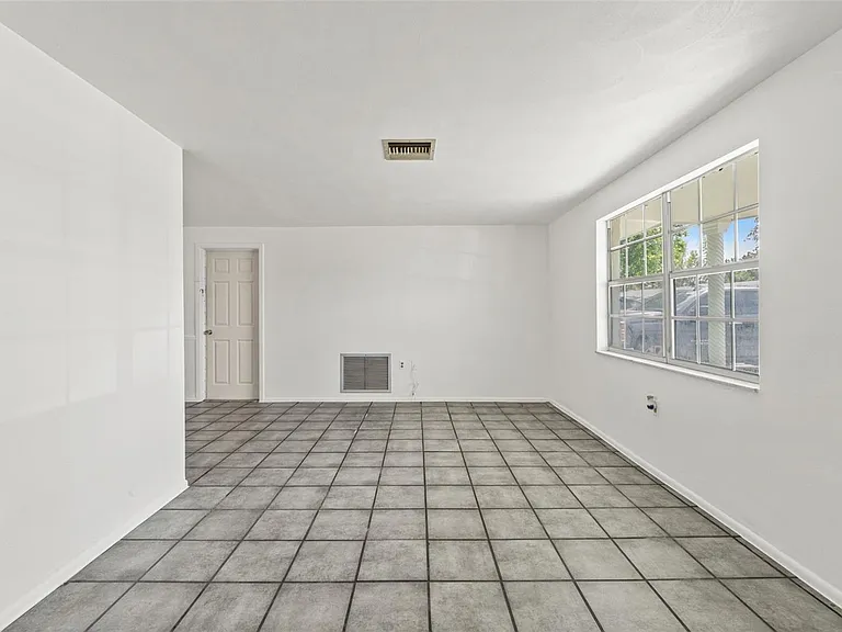 1050 Saxon Ln — Photo 2