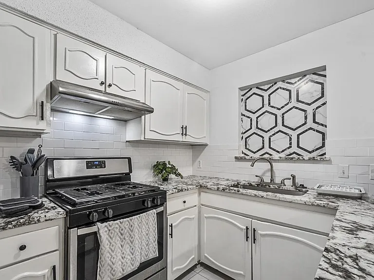 1009 High Point Rd — Photo 9