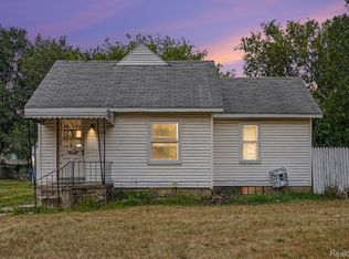 725 E Sherman St, Holly, MI 48442