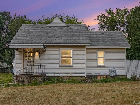 725 E Sherman St, Holly, MI 48442