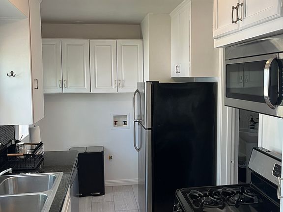 3rd image of 927 18th St #G