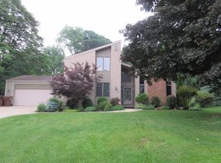 629 Woodstone Path, Valparaiso, IN 46385