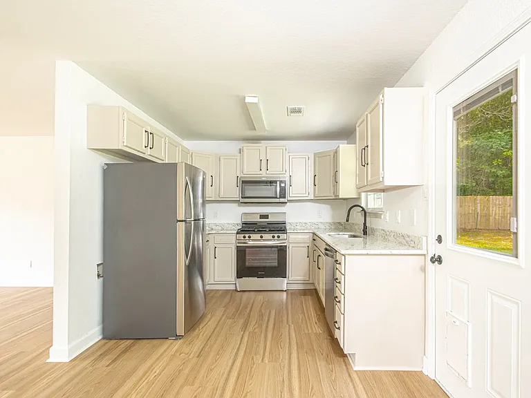 315 Autumn Dr — Photo 10