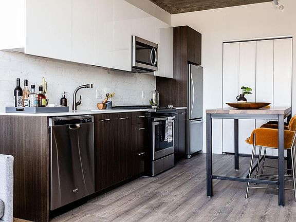 4th image of 1600 W Division St #1BR