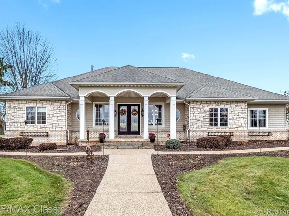 275 Maxfield Rd, Brighton, MI 48114