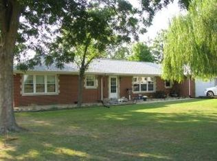 123 E 9th St, Saint Elmo, IL 62458