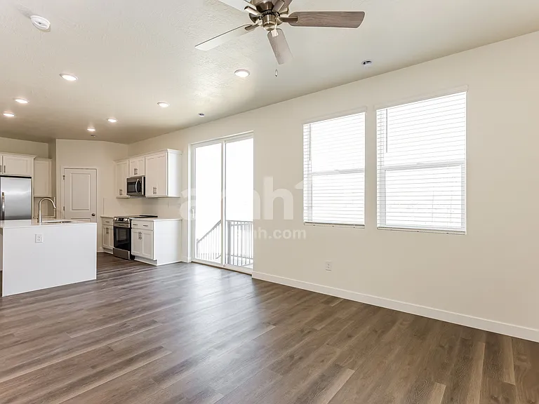 1384 W Mahogany St — Photo 6
